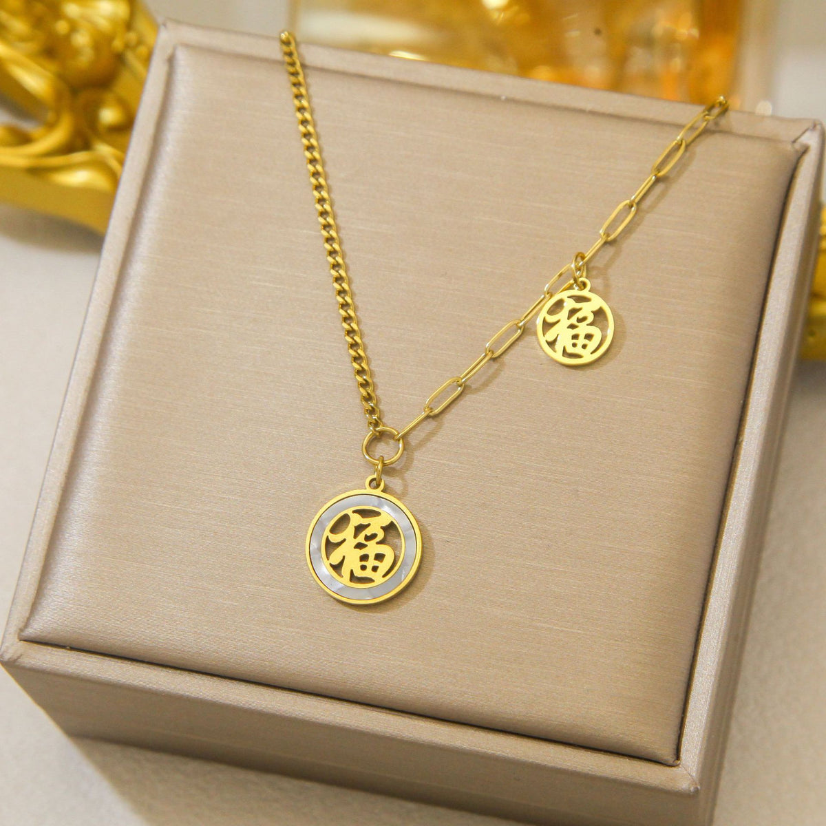 Luxury and exclusive small-scale collar necklace