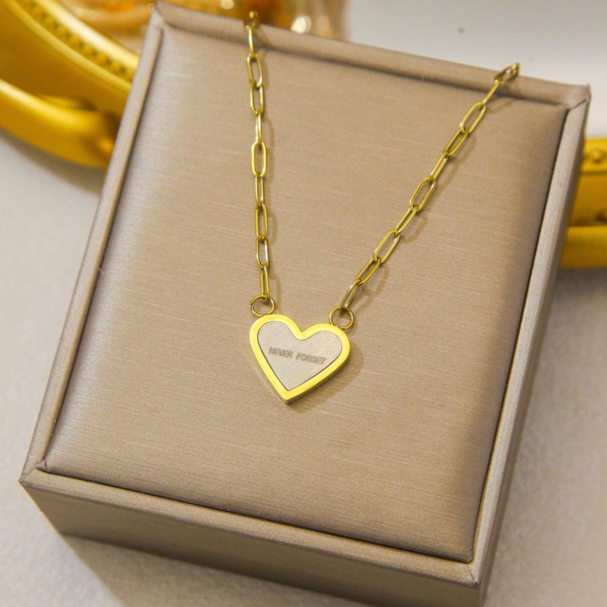 Luxury and exclusive small-scale collar necklace