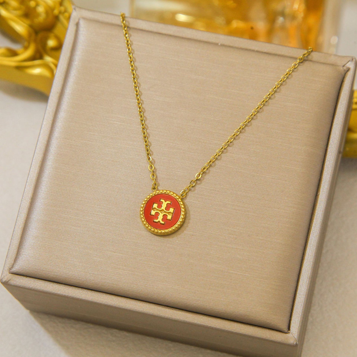 Luxury and exclusive small-scale collar necklace