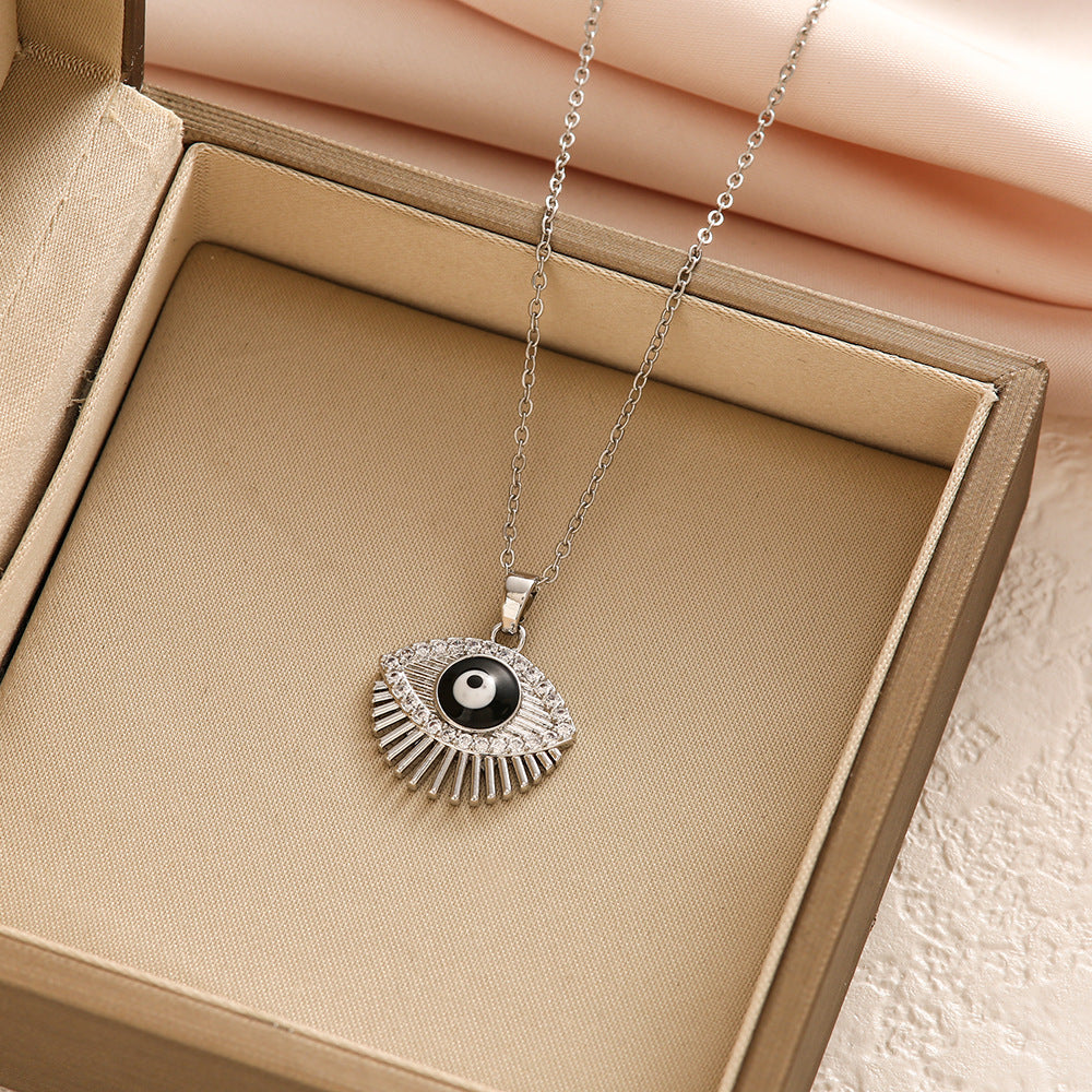 Dress-up necklace for versatile women teemdrop