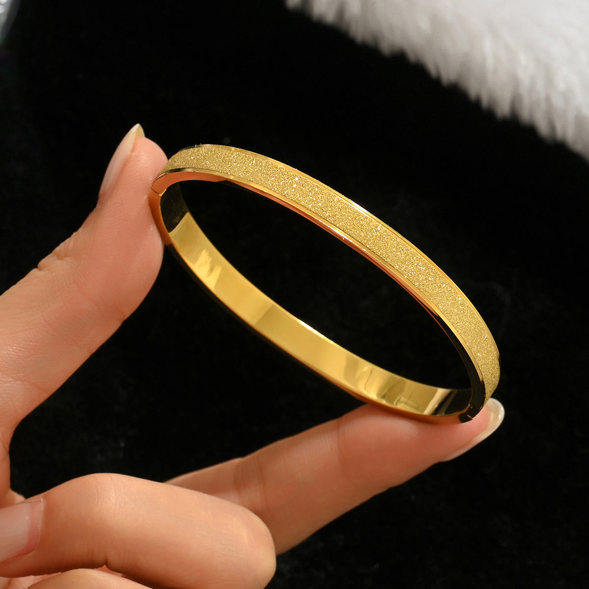 Gold-colored stainless steel bracelet teemdrop
