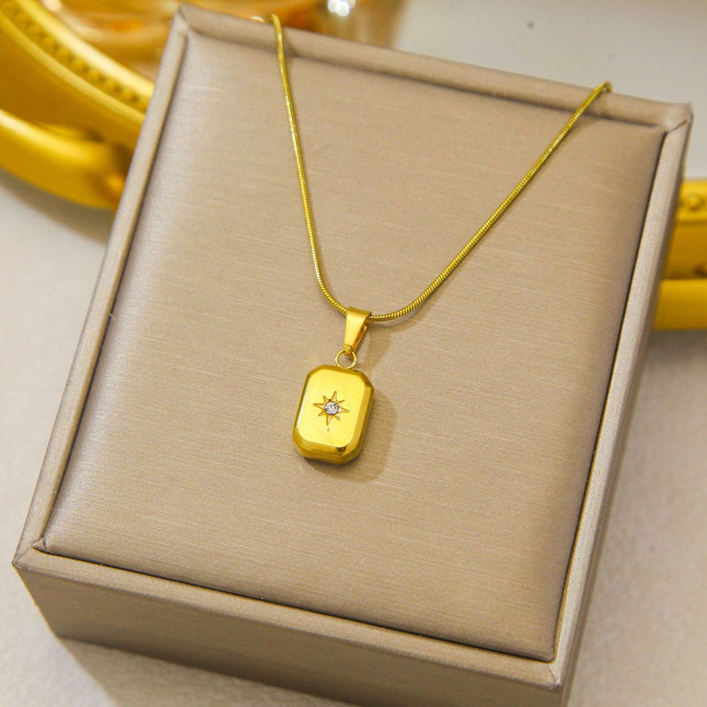 Luxury and exclusive small-scale collar necklace