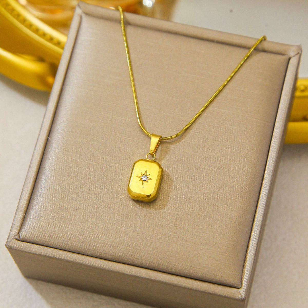 Luxury and exclusive small-scale collar necklace
