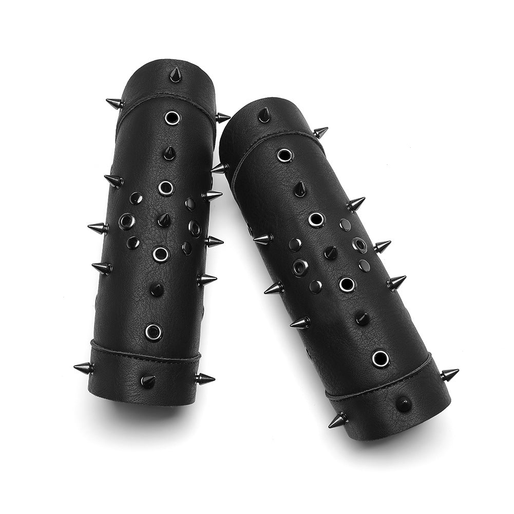 Retro-style arm cuff teemdrop