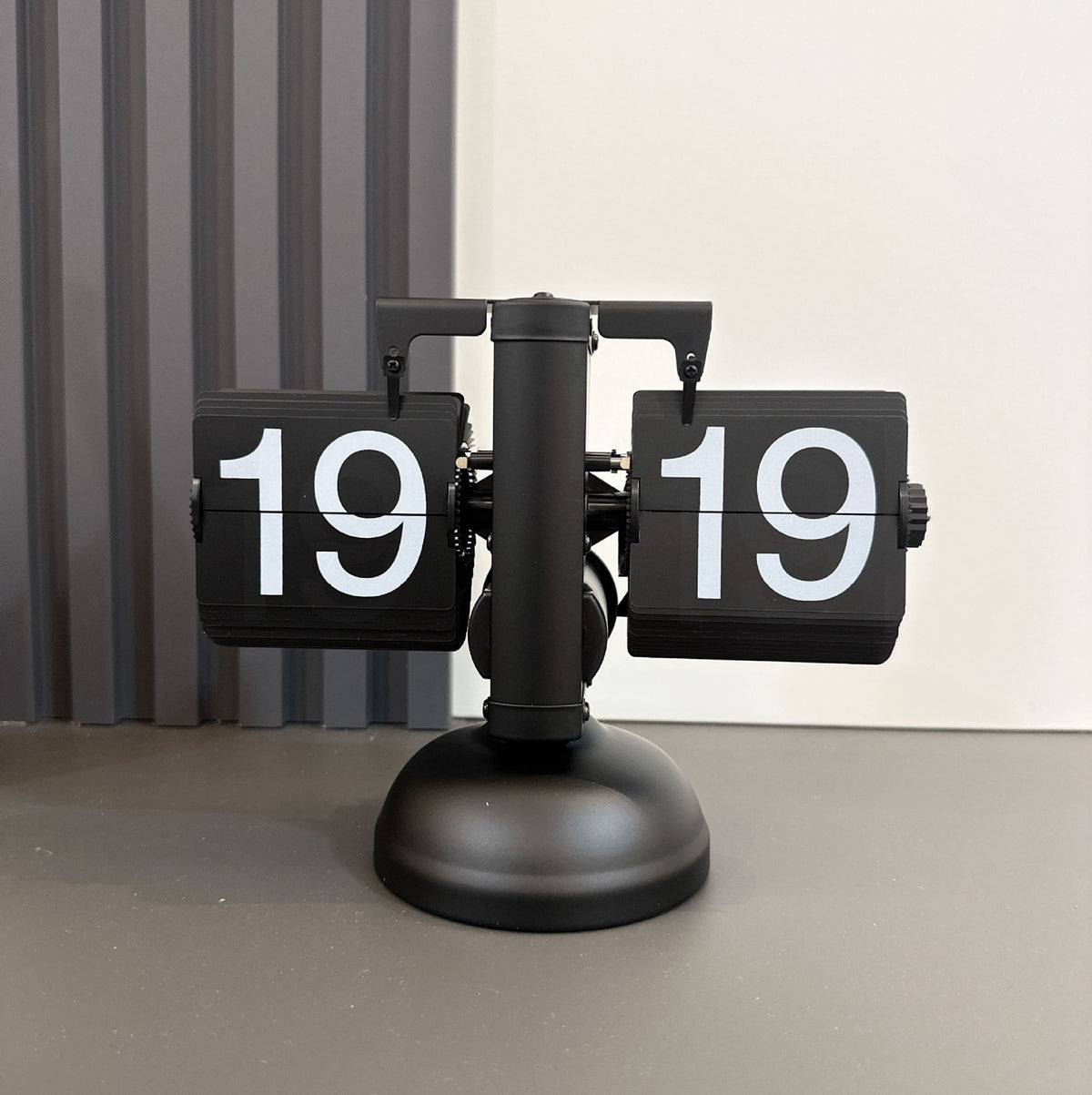 Retro Metal Mechanical Flip Clock Quartz Table Clock