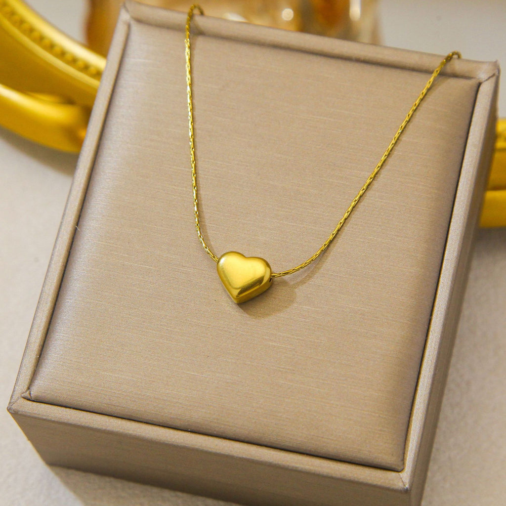 Luxury and exclusive small-scale collar necklace