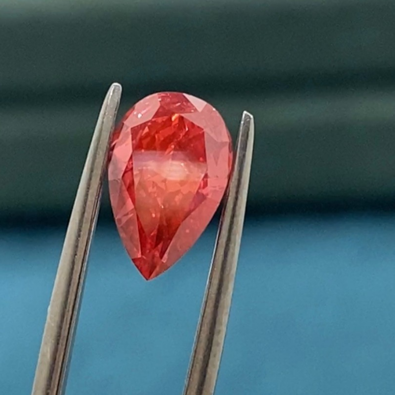 Pear-shaped colored diamond waterdrop-shaped red diamond ring