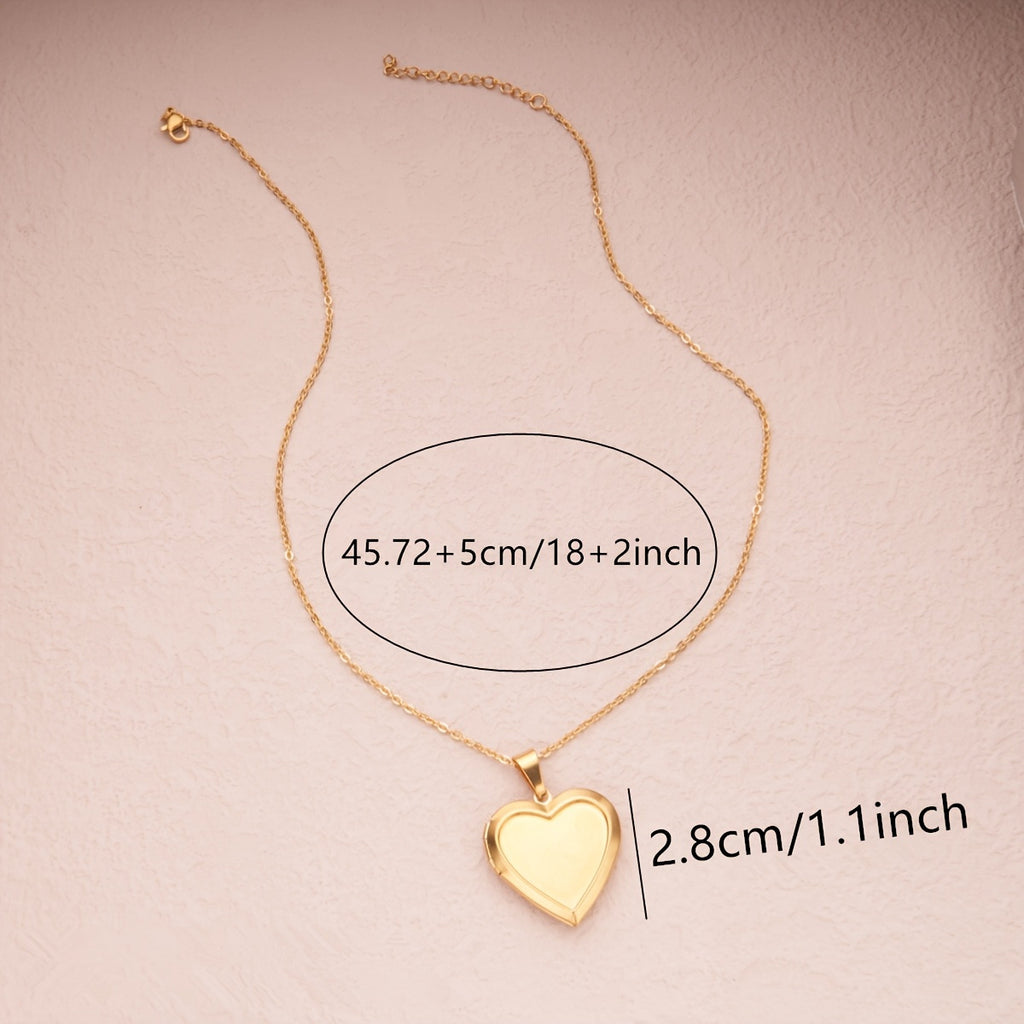 The heart-shaped locket can be opened. teemdrop