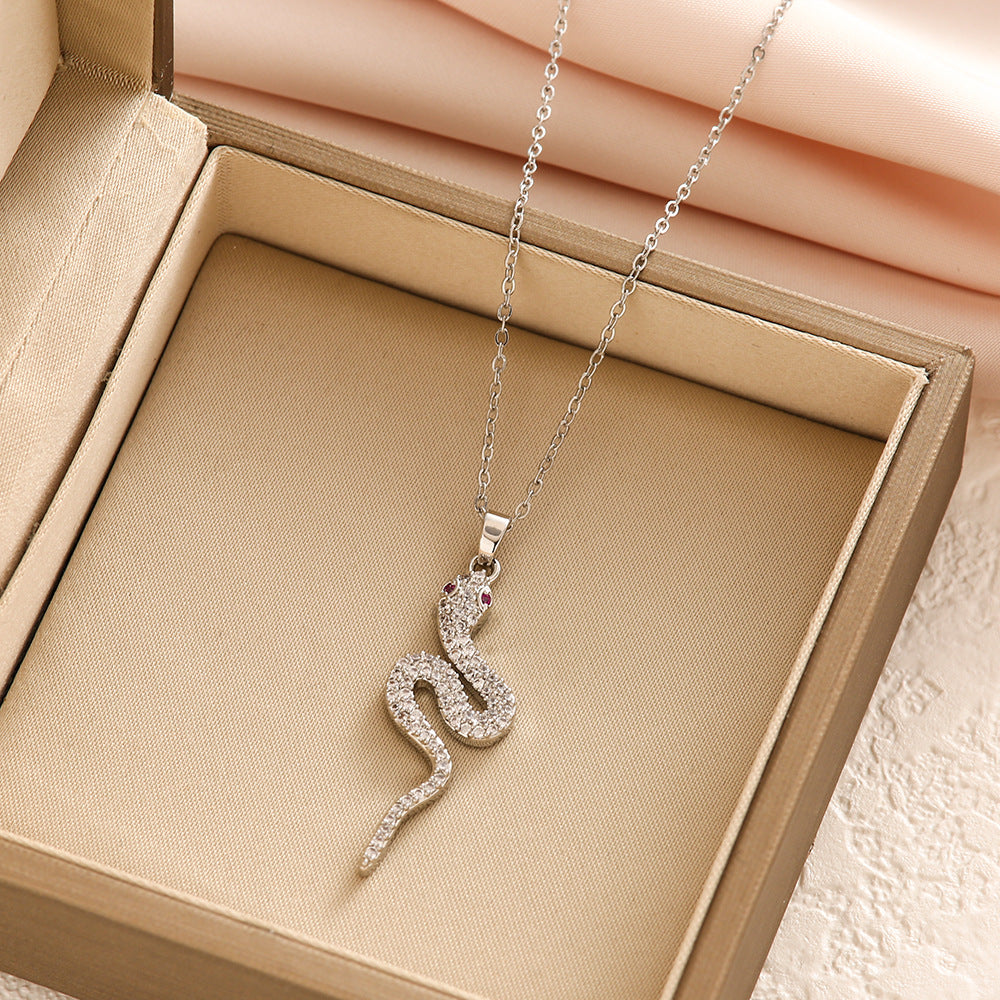 Dress-up necklace for versatile women teemdrop