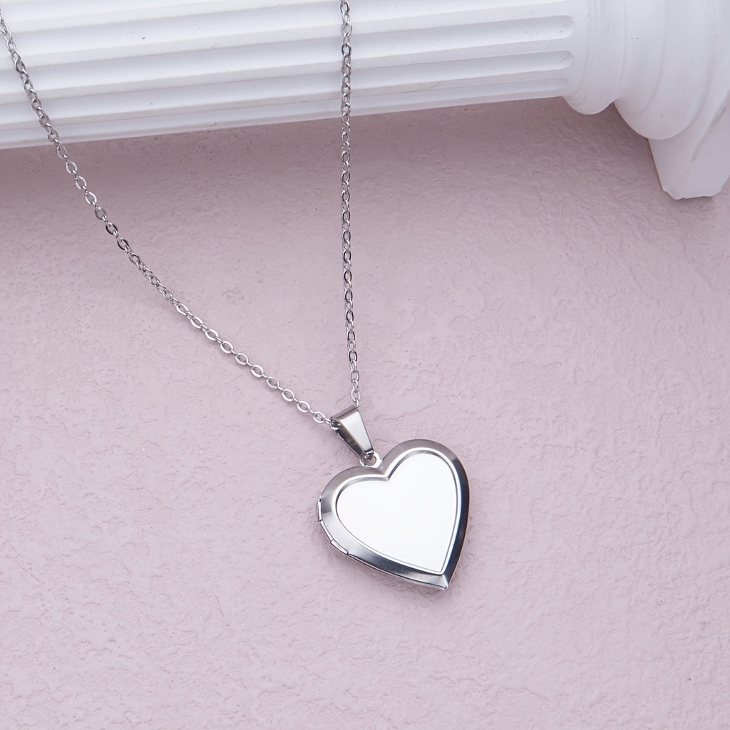 The heart-shaped locket can be opened. teemdrop