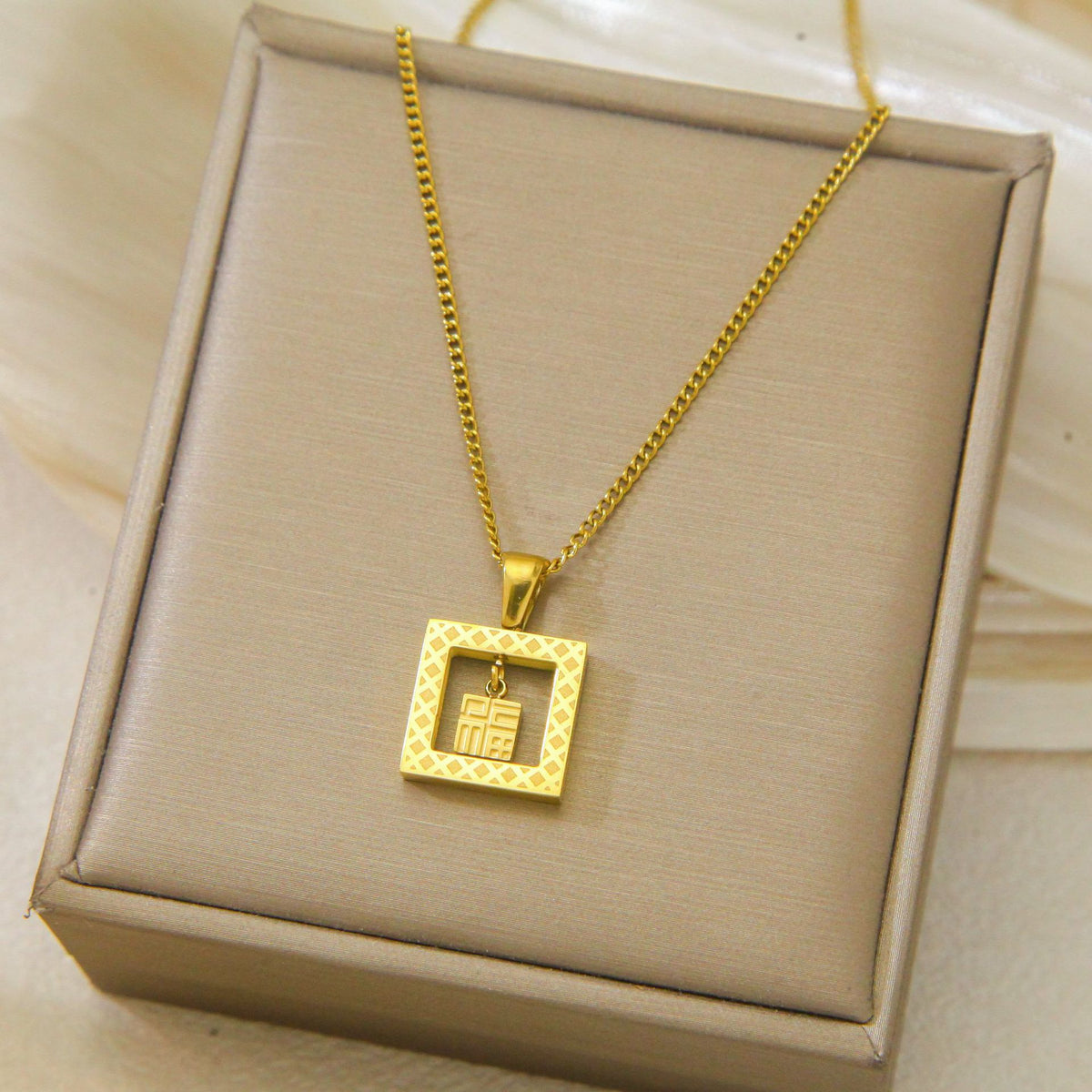 Luxury and exclusive small-scale collar necklace