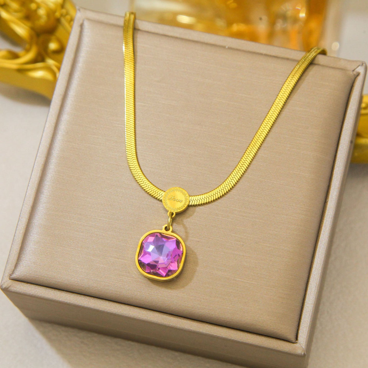 Luxury and exclusive small-scale collar necklace
