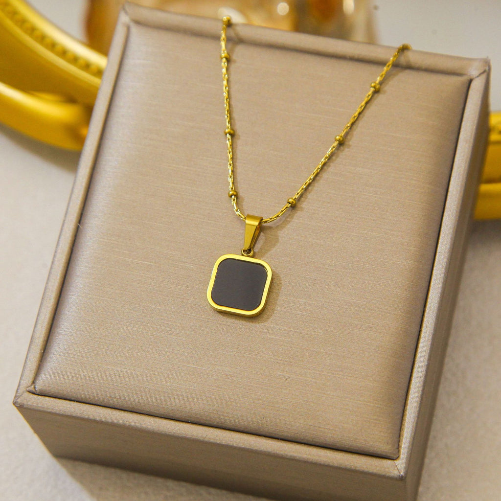 Luxury and exclusive small-scale collar necklace