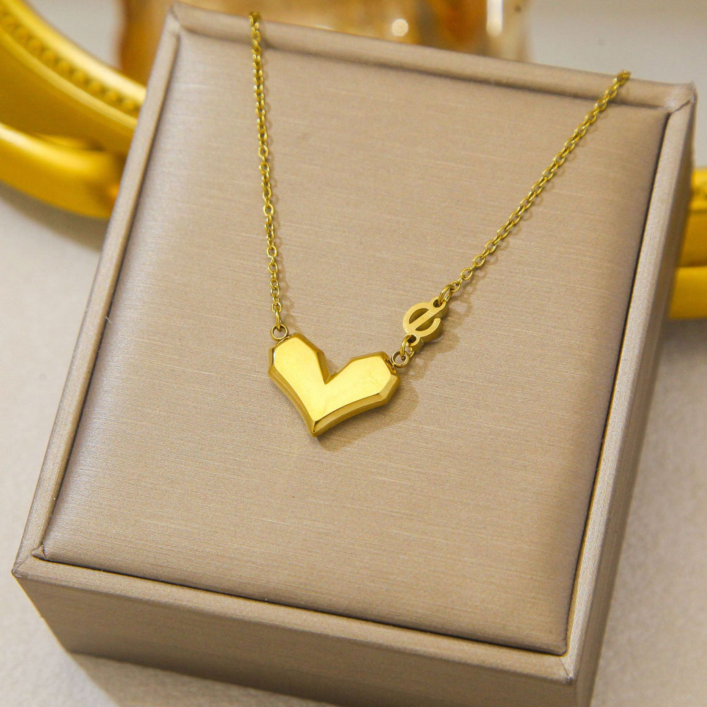 Luxury and exclusive small-scale collar necklace