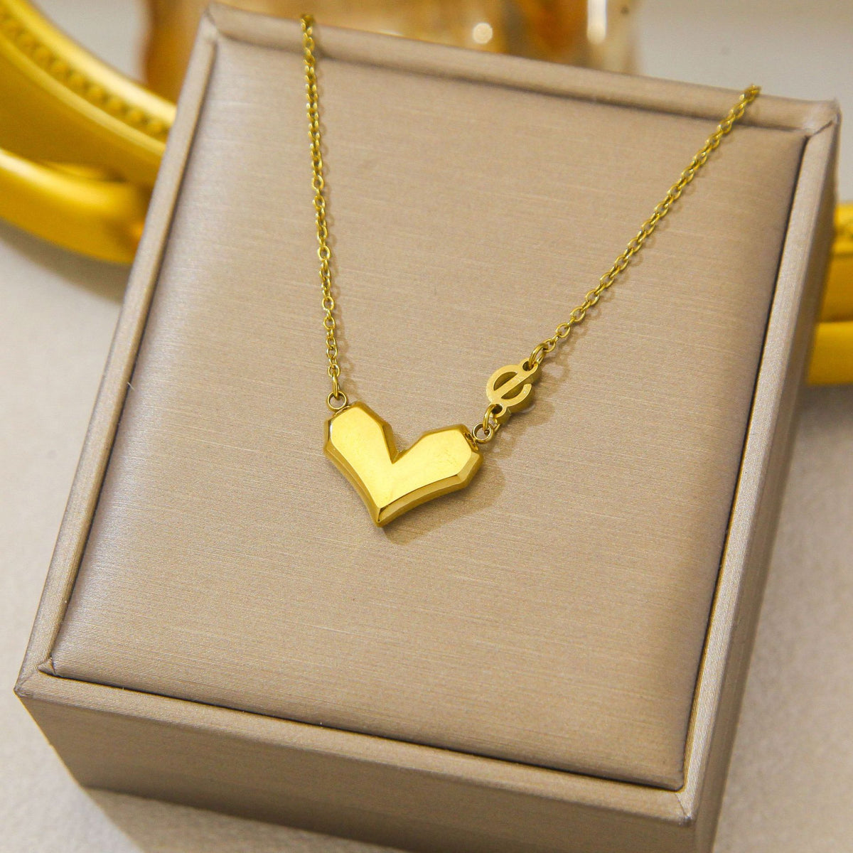 Luxury and exclusive small-scale collar necklace