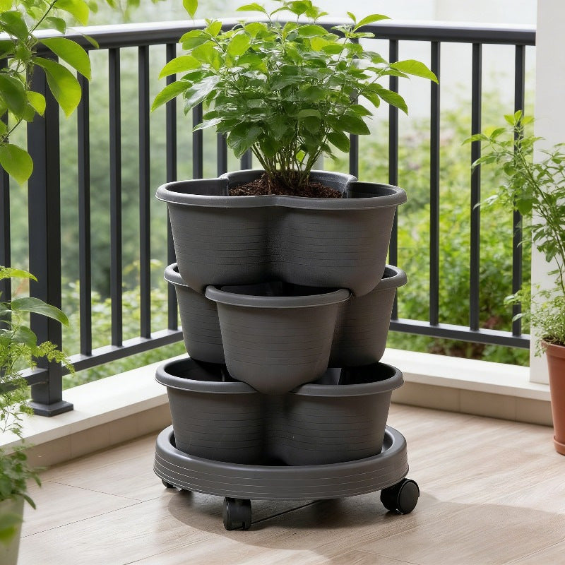 Multi-layered vegetable POTS on the balcony