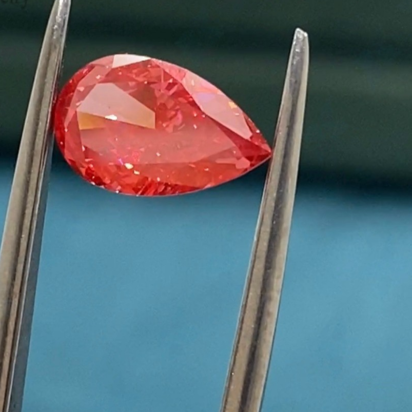 Pear-shaped colored diamond waterdrop-shaped red diamond ring