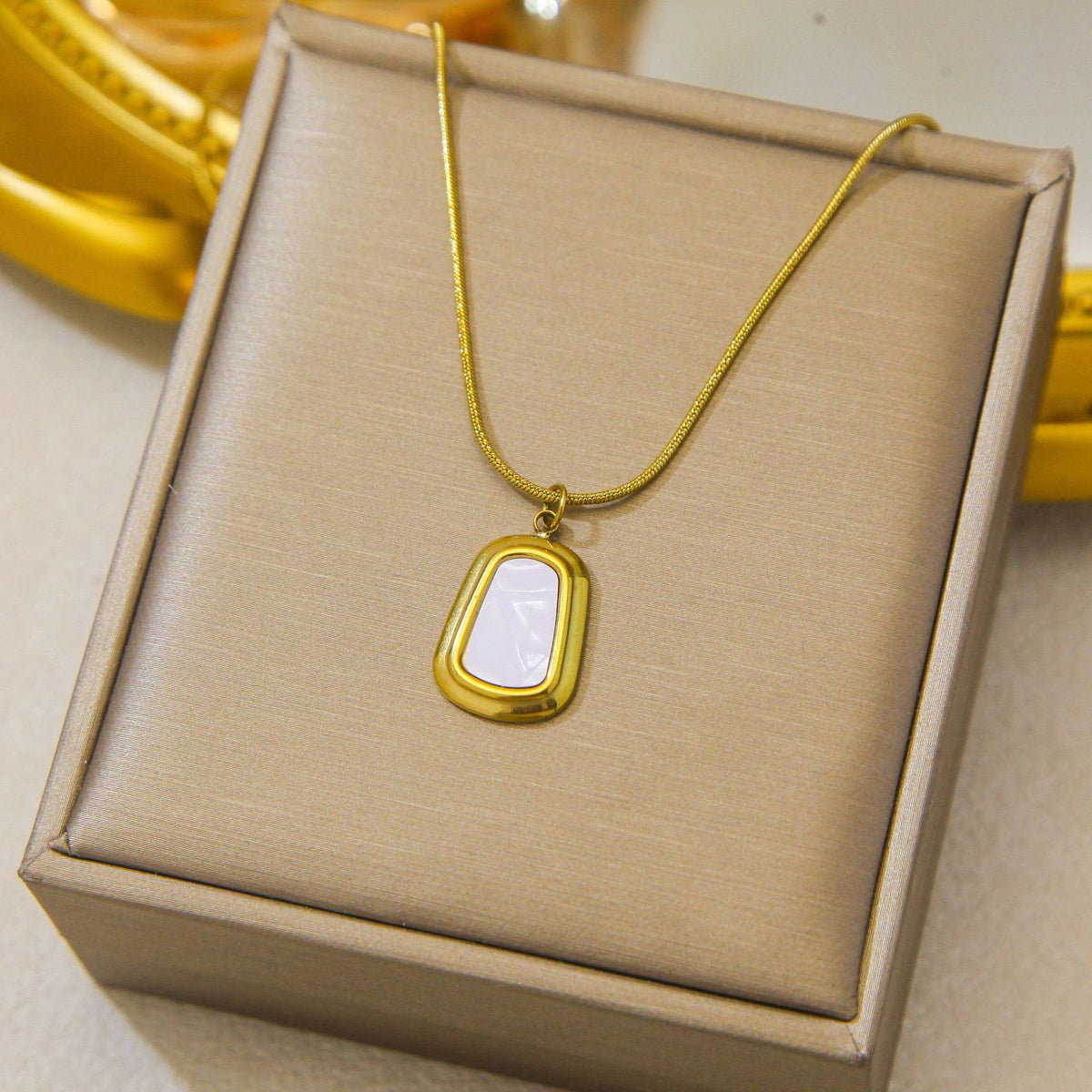 Luxury and exclusive small-scale collar necklace