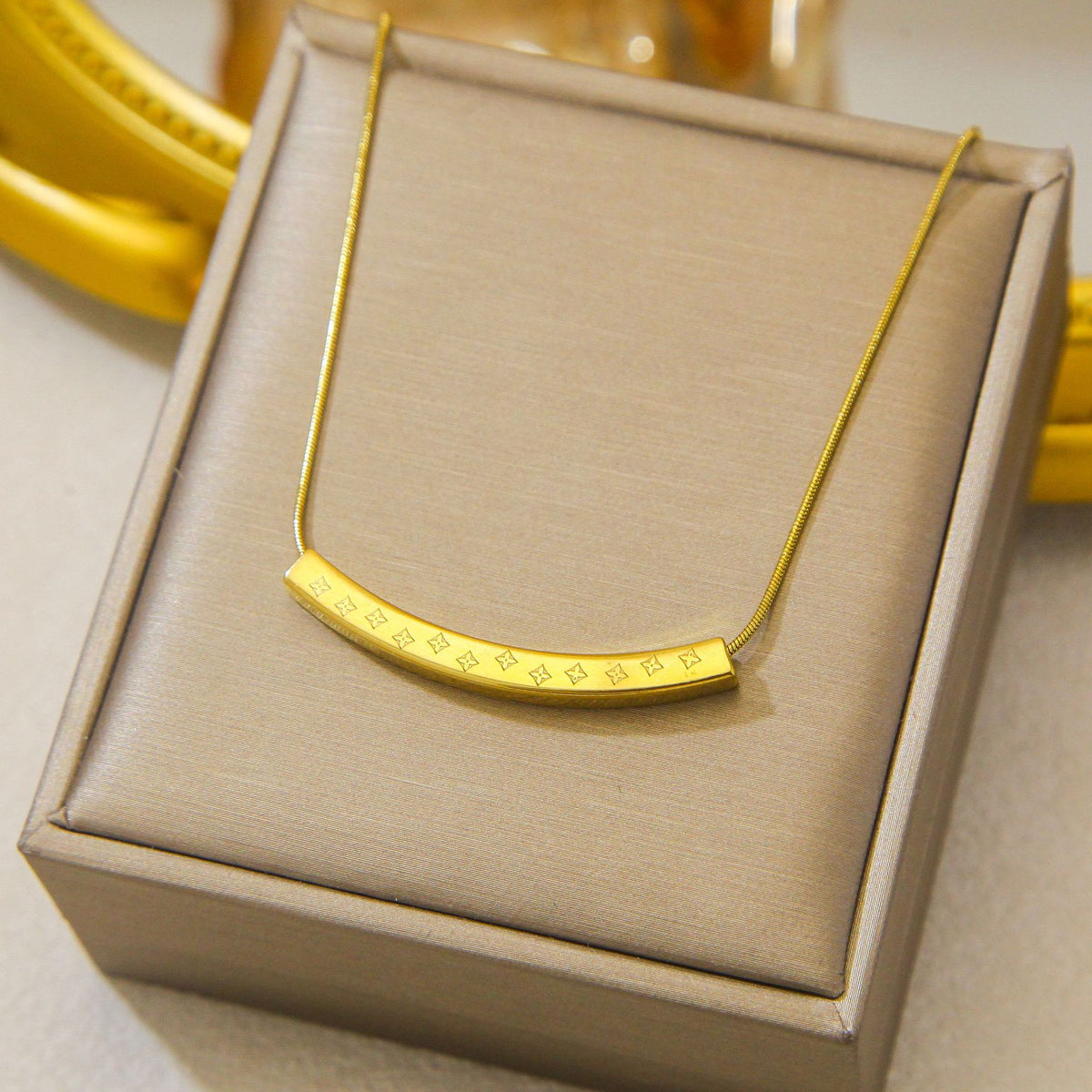 Luxury and exclusive small-scale collar necklace