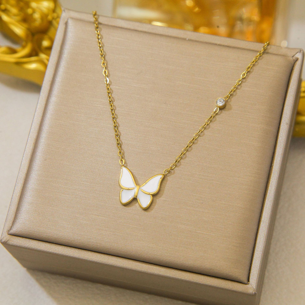 Luxury and exclusive small-scale collar necklace