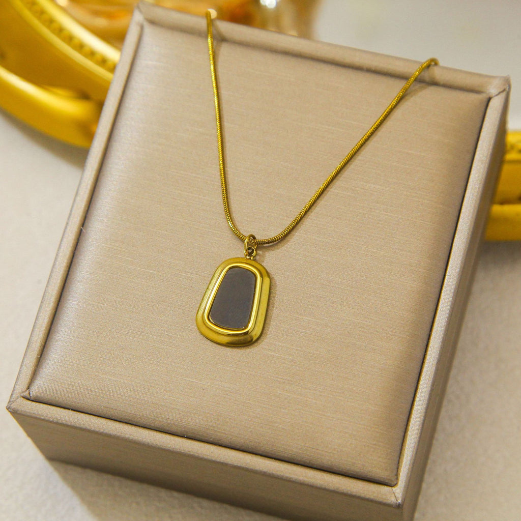 Luxury and exclusive small-scale collar necklace