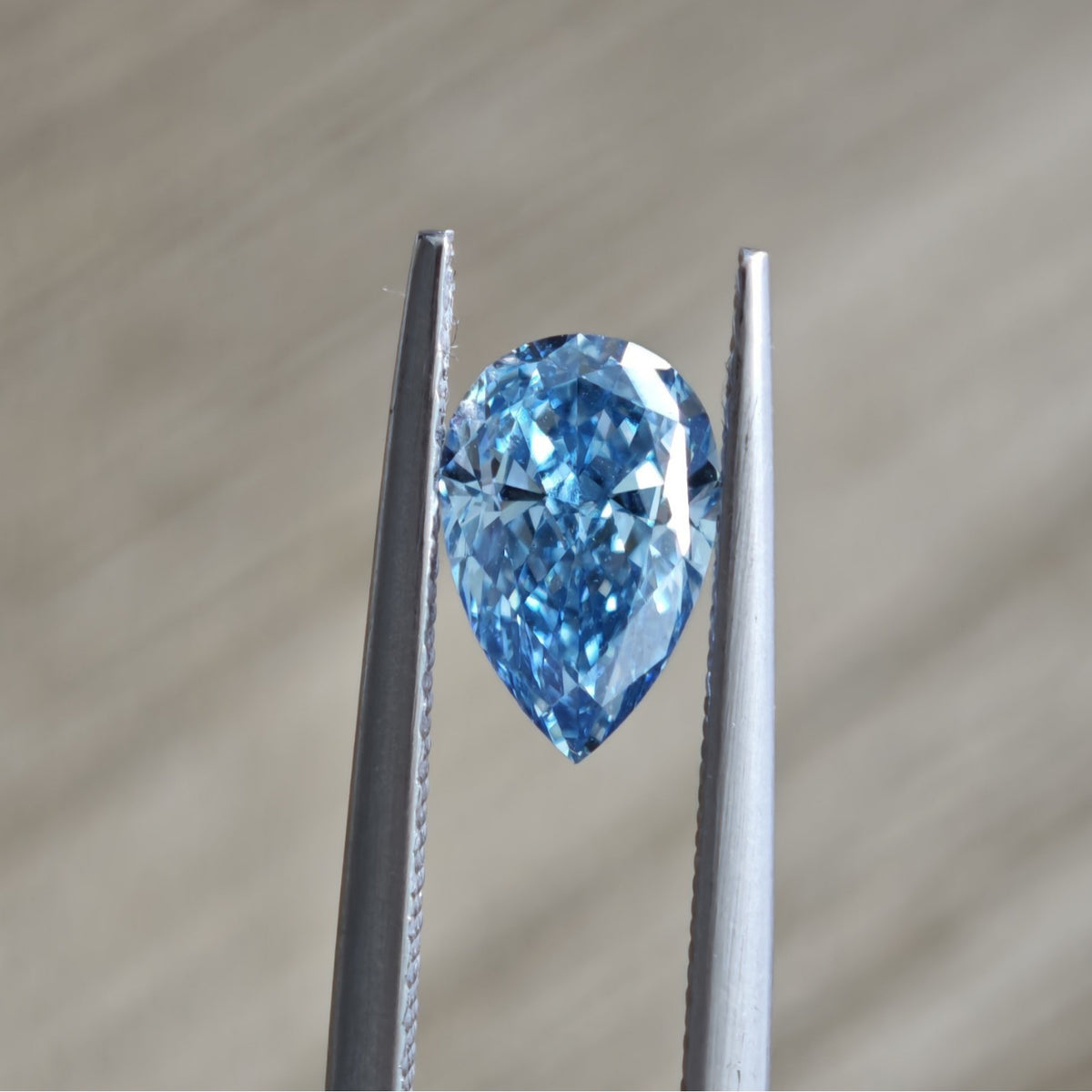 Pear-shaped colored diamond blue diamond ring