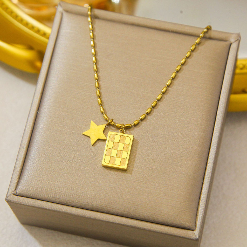 Luxury and exclusive small-scale collar necklace