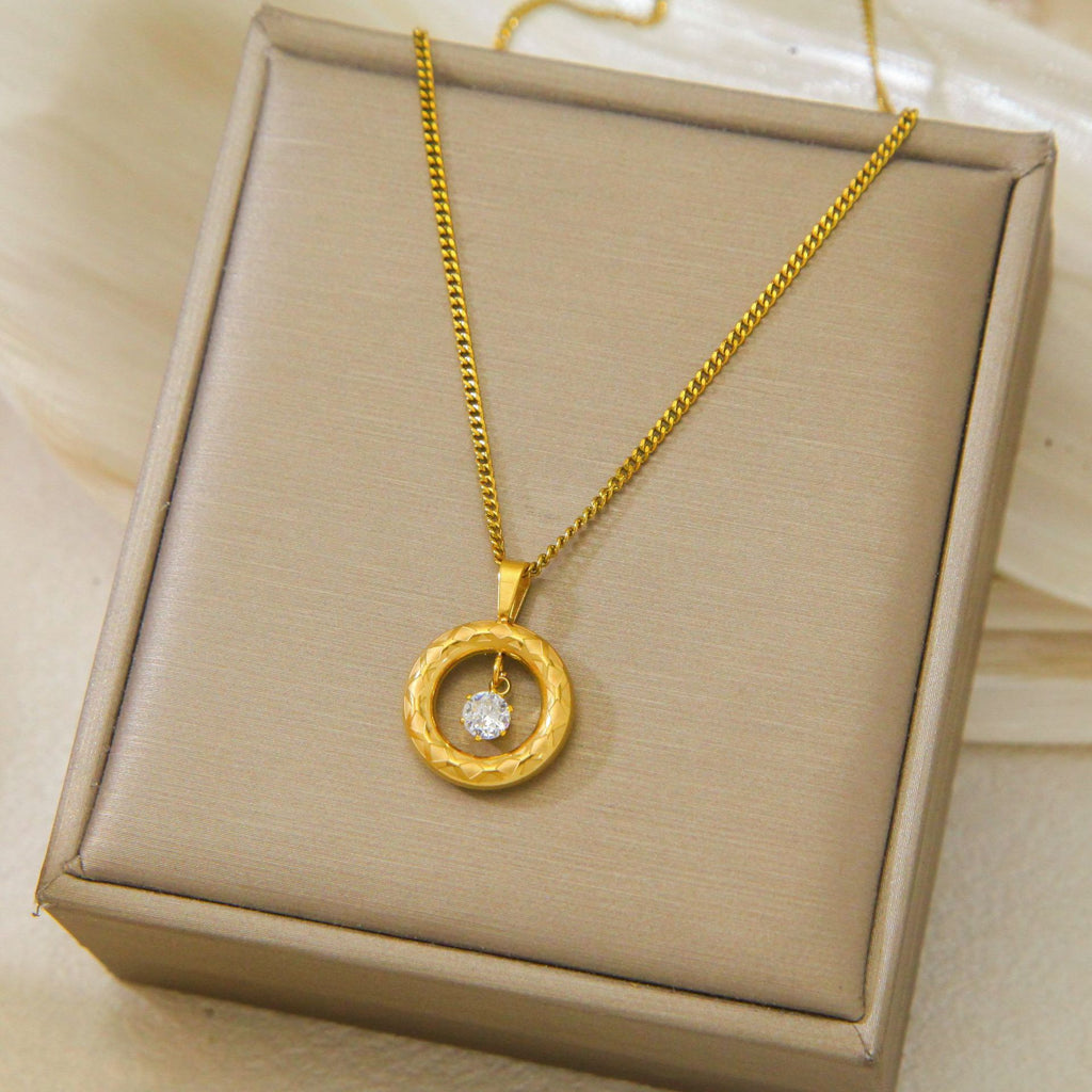 Luxury and exclusive small-scale collar necklace