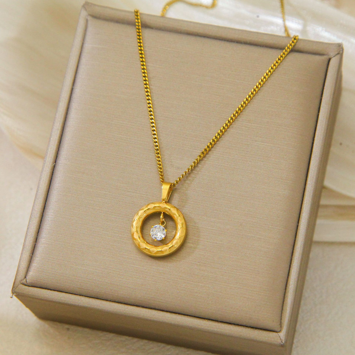 Luxury and exclusive small-scale collar necklace
