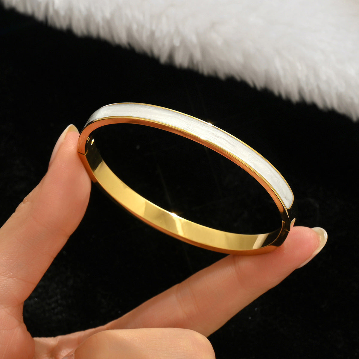 Gold-colored stainless steel bracelet teemdrop