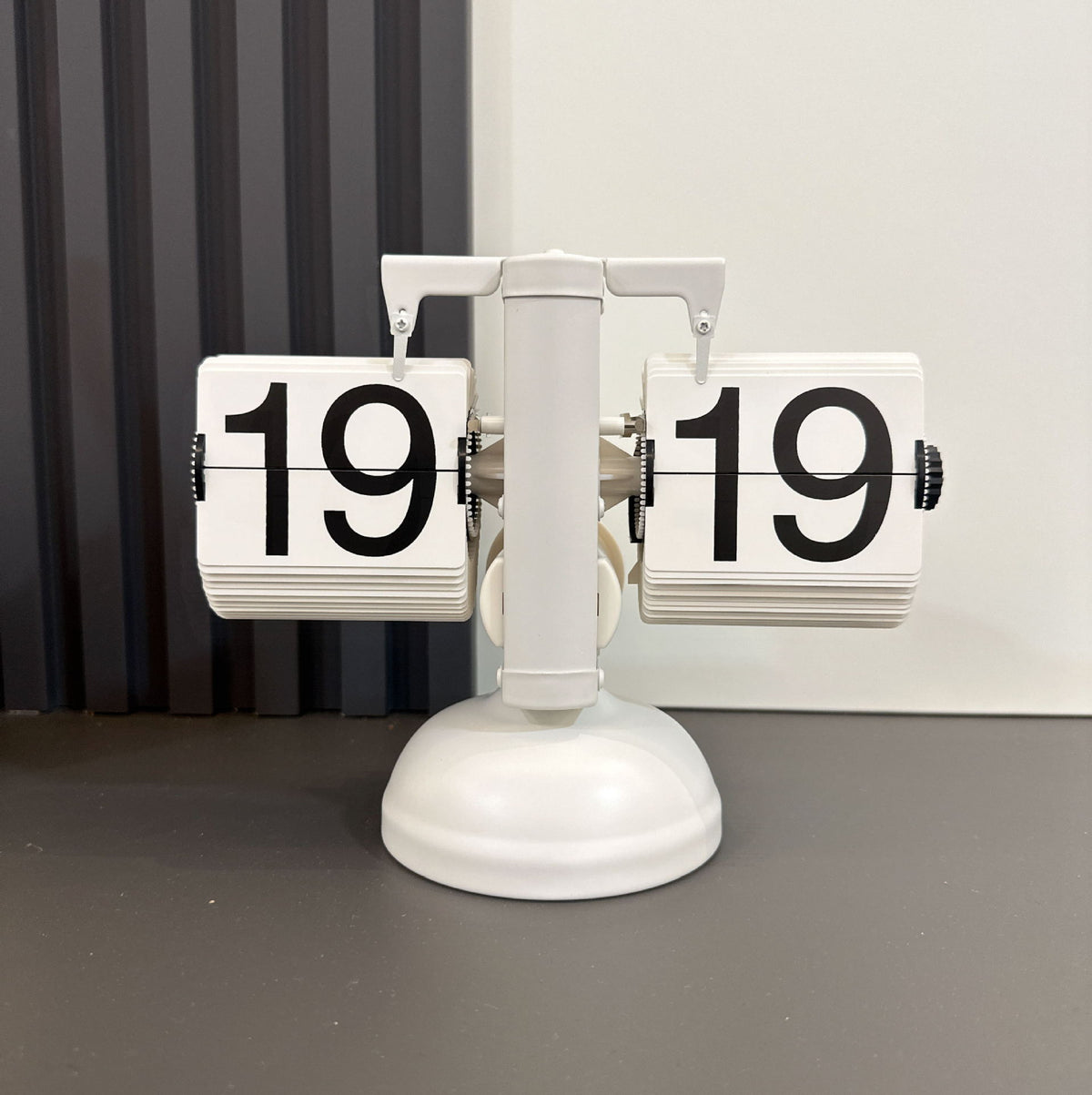 Retro Metal Mechanical Flip Clock Quartz Table Clock