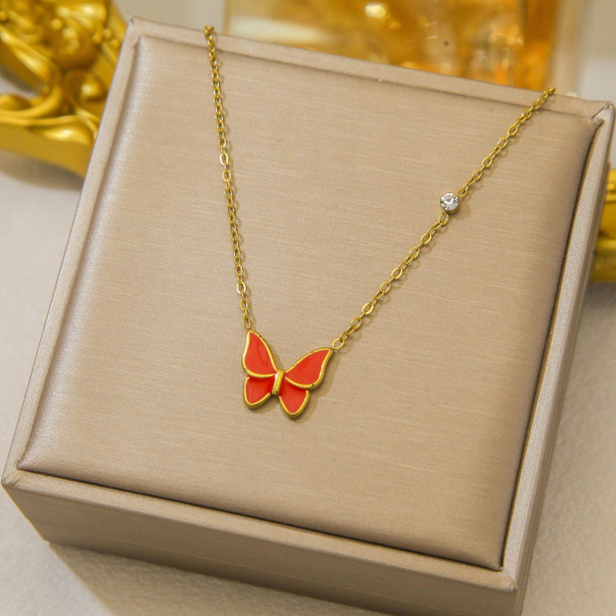 Luxury and exclusive small-scale collar necklace