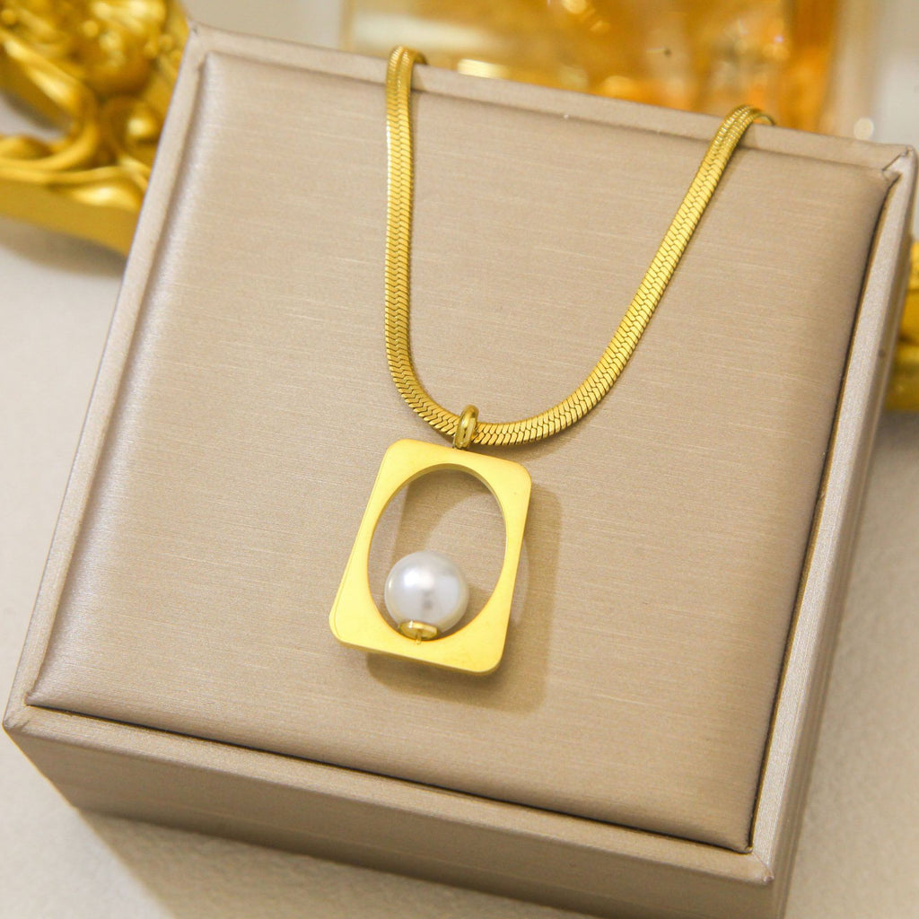 Luxury and exclusive small-scale collar necklace