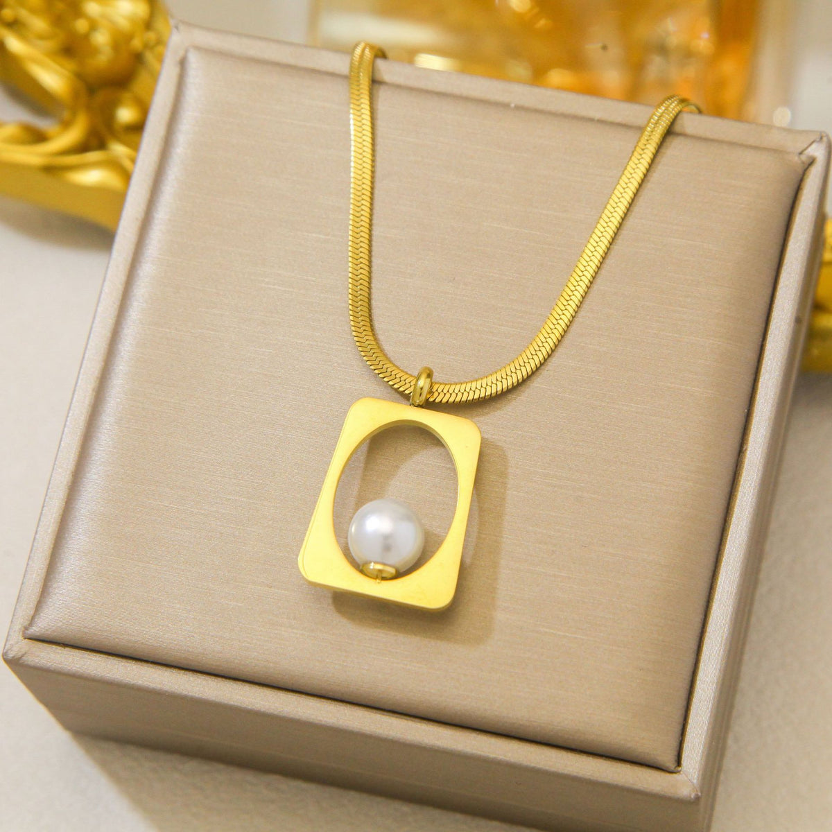Luxury and exclusive small-scale collar necklace