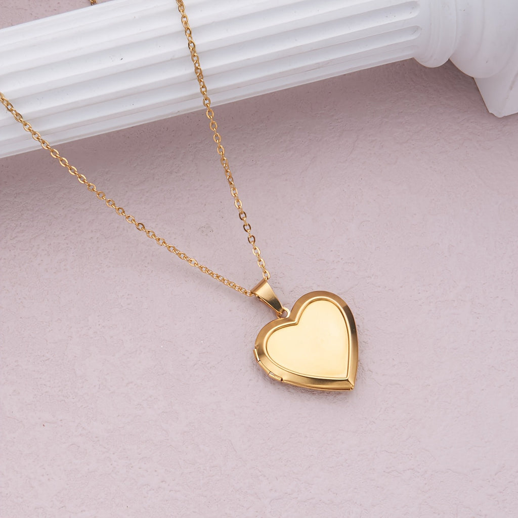 The heart-shaped locket can be opened. teemdrop