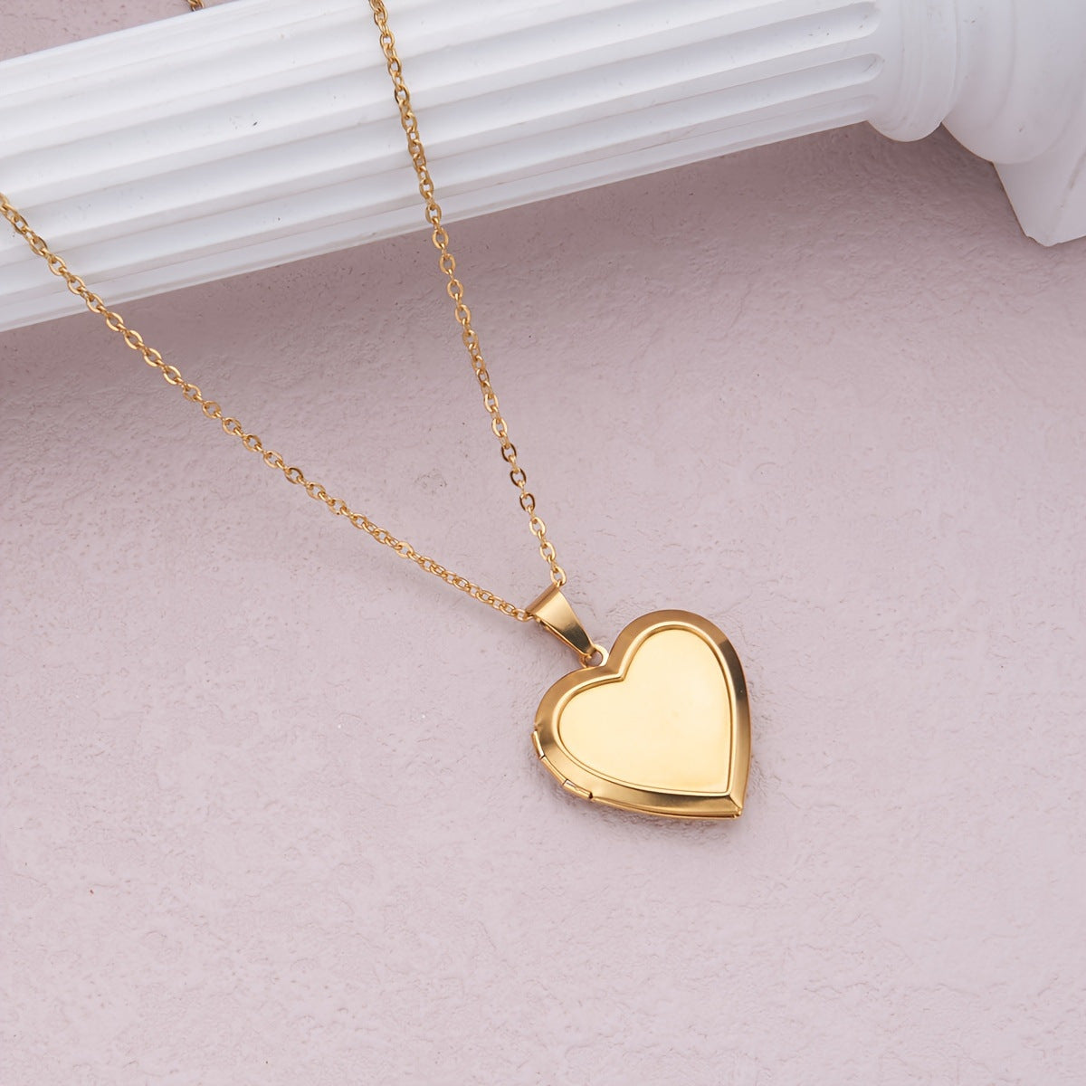 The heart-shaped locket can be opened. teemdrop