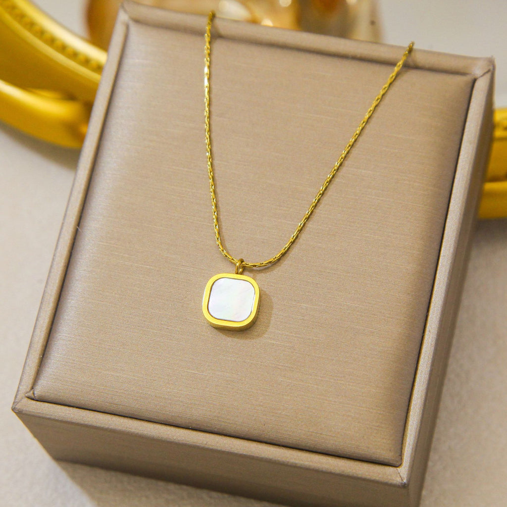 Luxury and exclusive small-scale collar necklace