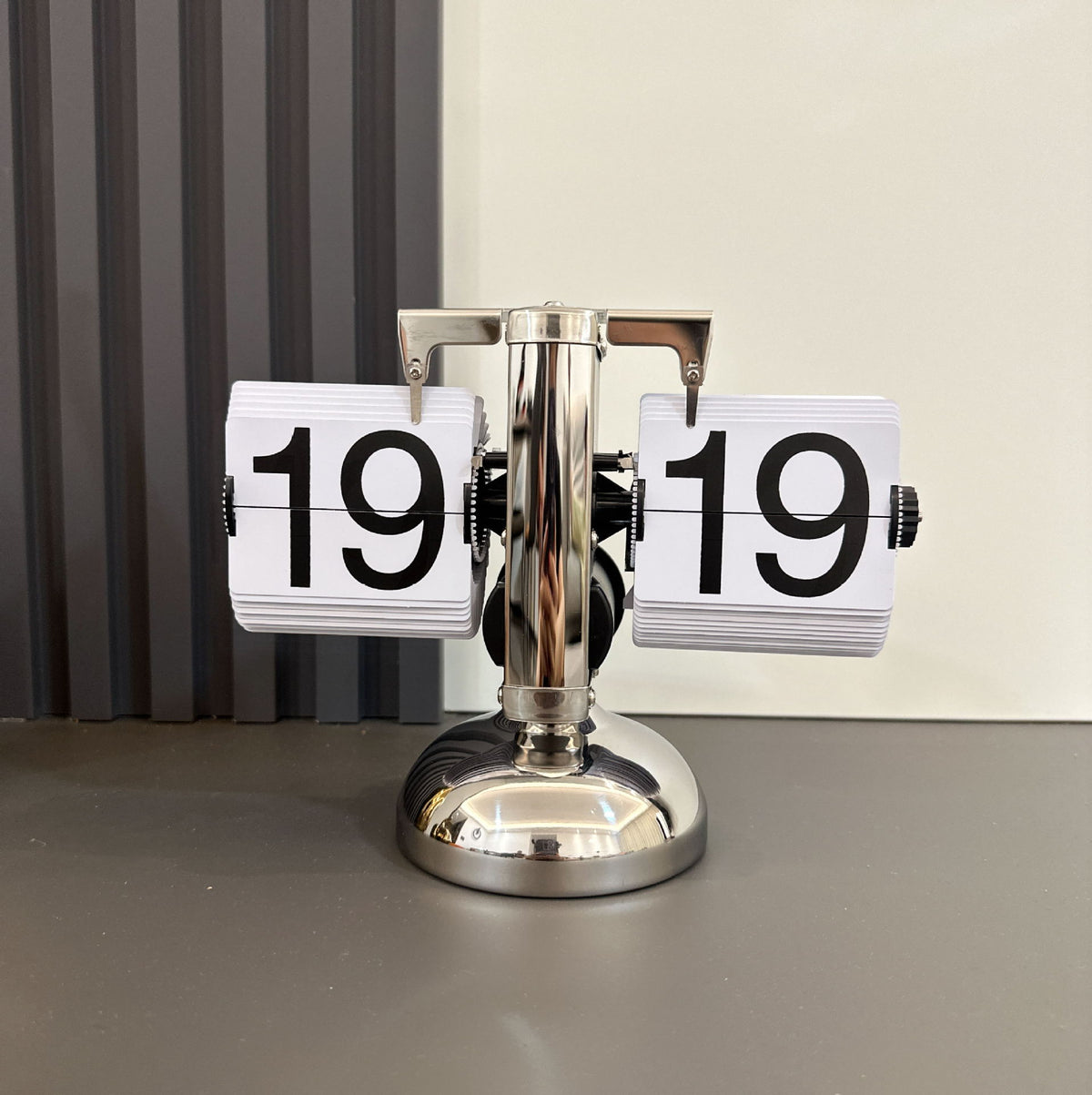 Retro Metal Mechanical Flip Clock Quartz Table Clock