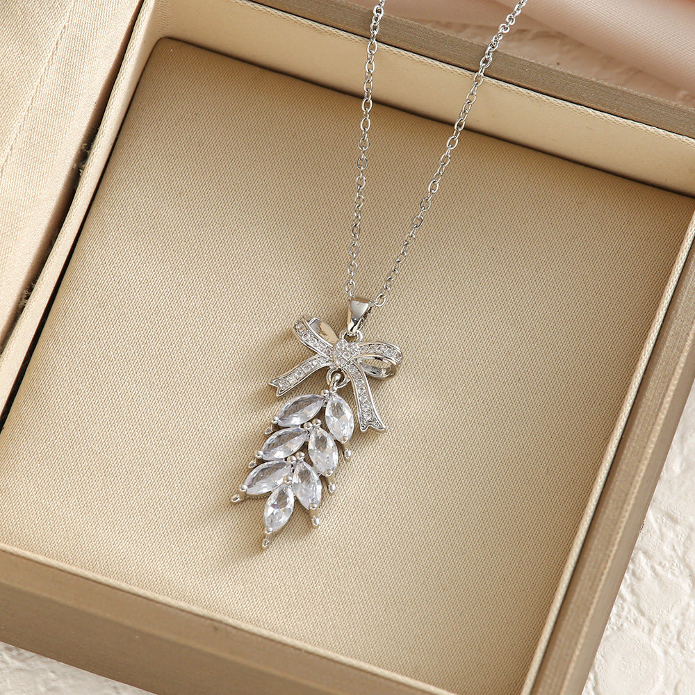 Dress-up necklace for versatile women teemdrop