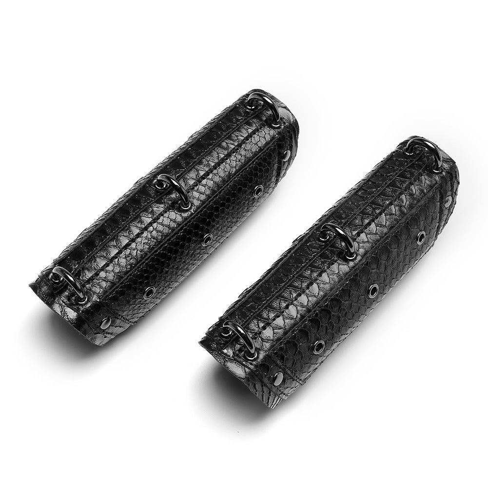Retro-style arm cuff teemdrop